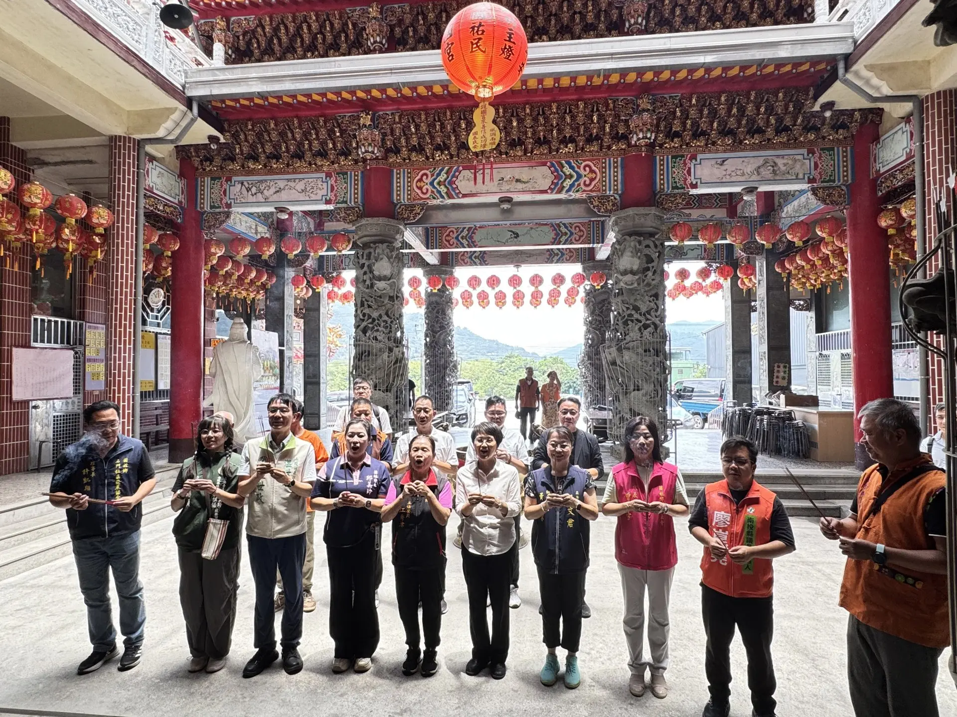 古秀妃一行人赴南投國姓護國宮參拜。客委會提供