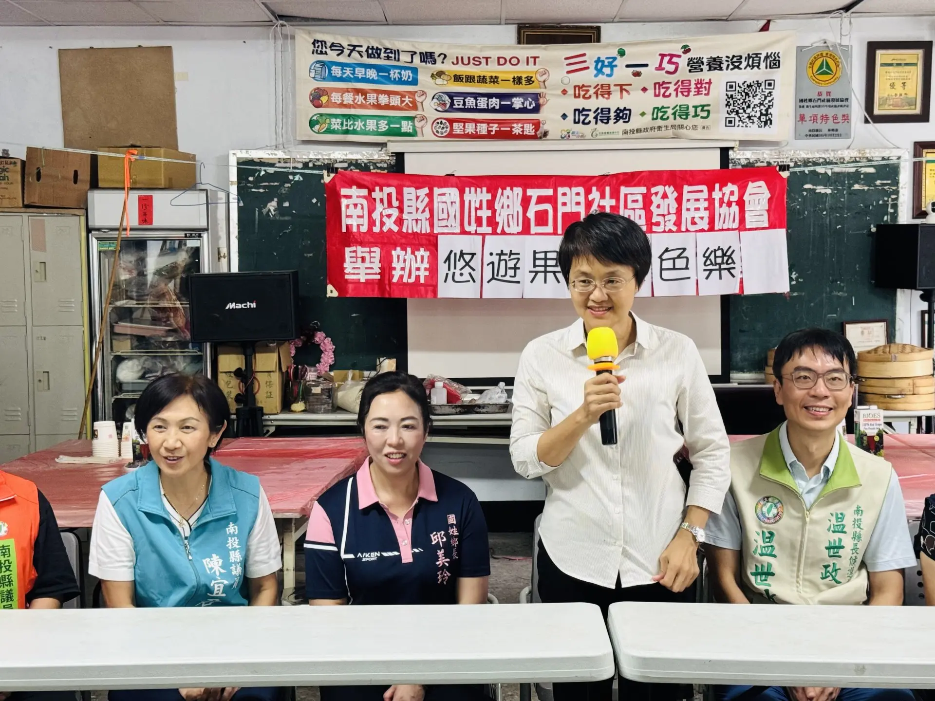 客家委員會主委古秀妃於訪視石門社區伯公照護站時致詞。客委會提供
