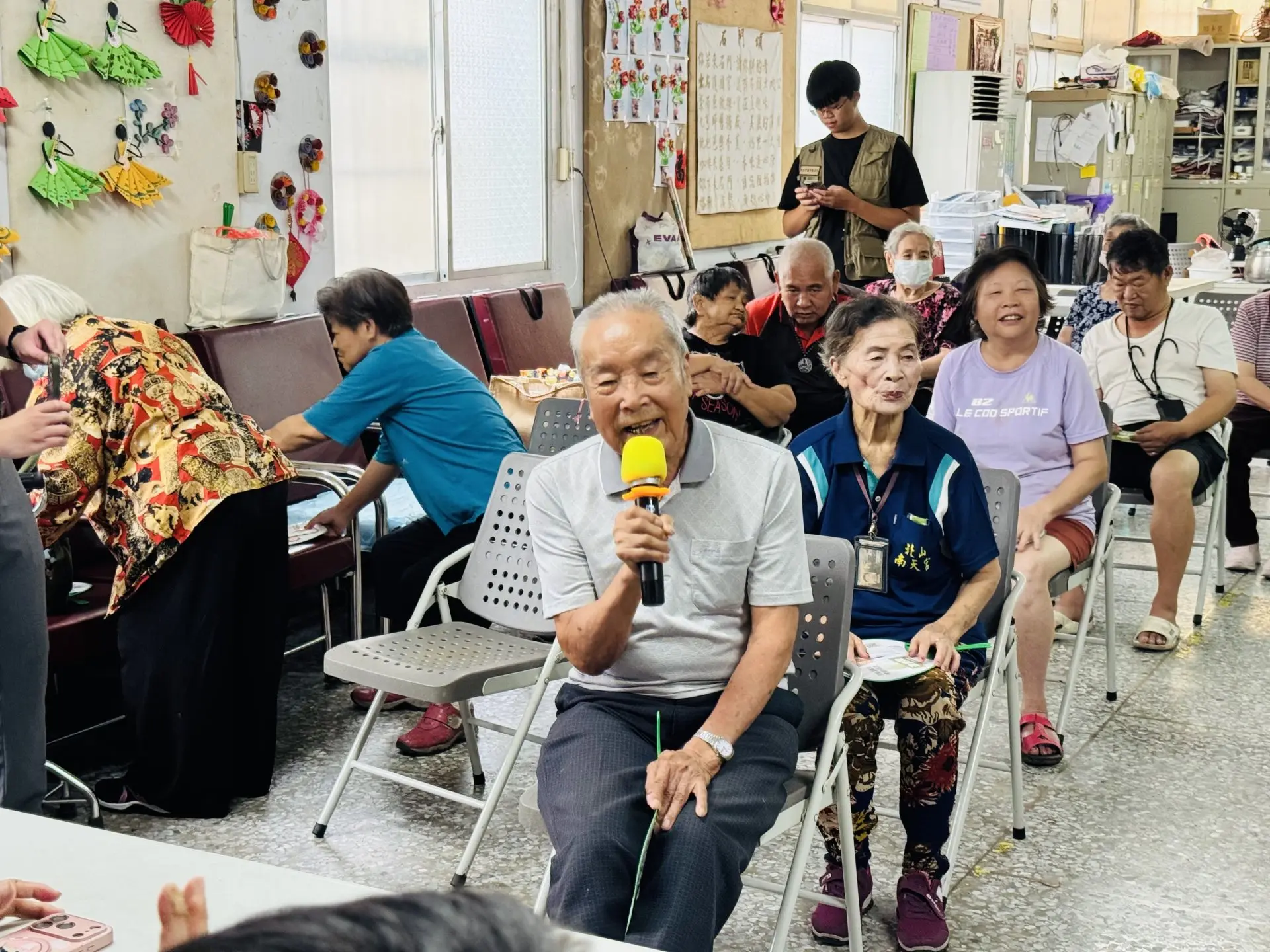 伯公照護站長者對談。客委會提供