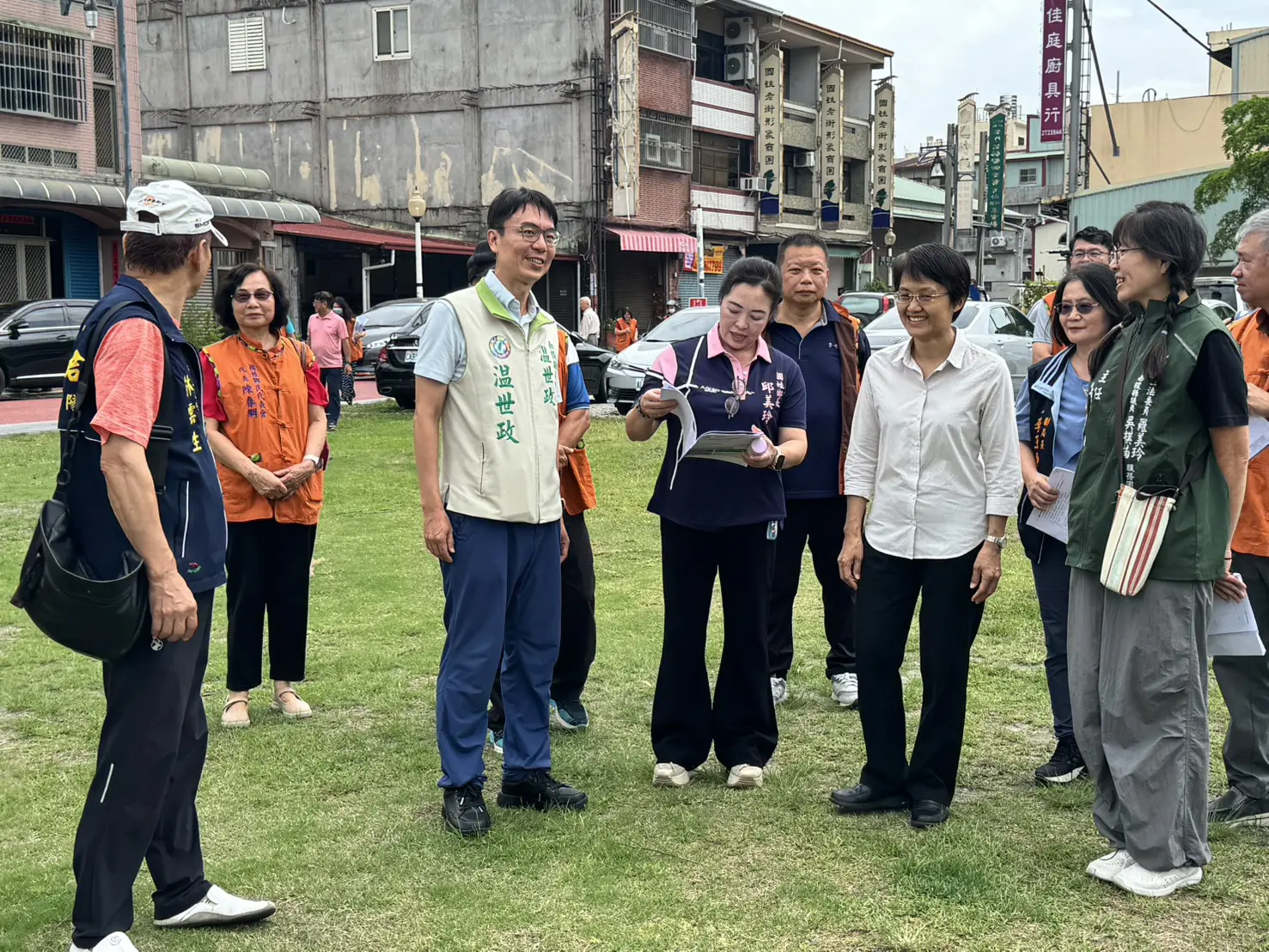 古秀妃到國姓鄉成功廣場進行場勘。客委會提供