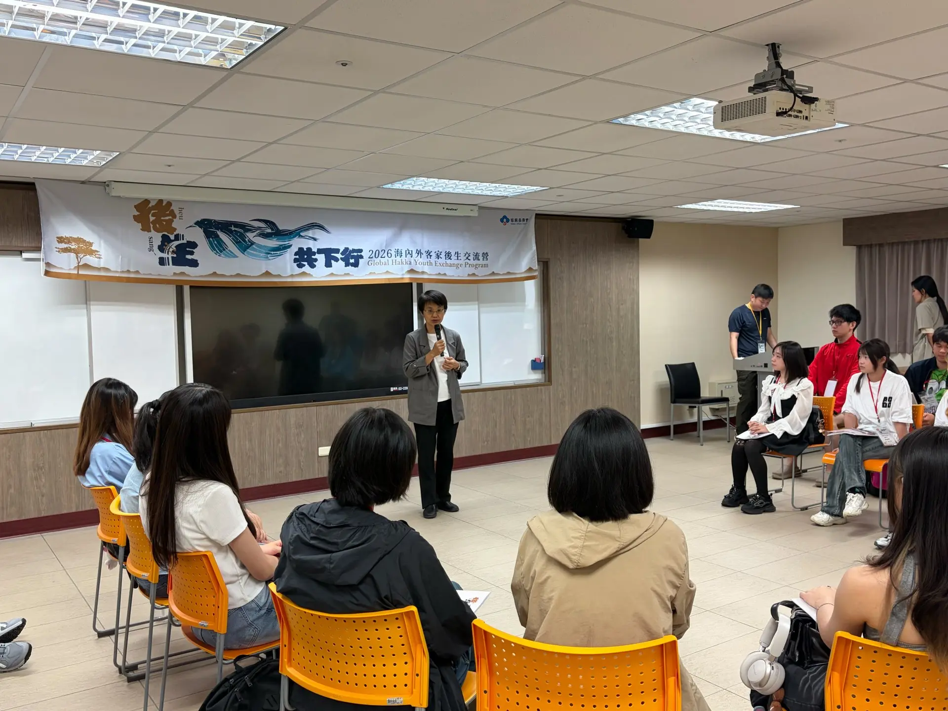 古秀妃以自身曾參與客家營隊經驗分享給學員。客委會提供