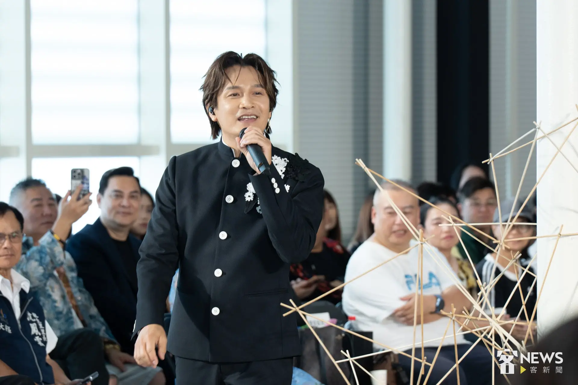 金曲歌王羅文裕身穿國際設計師潘怡良設計的服裝，演唱歌曲〈桐花雨〉。李台源攝