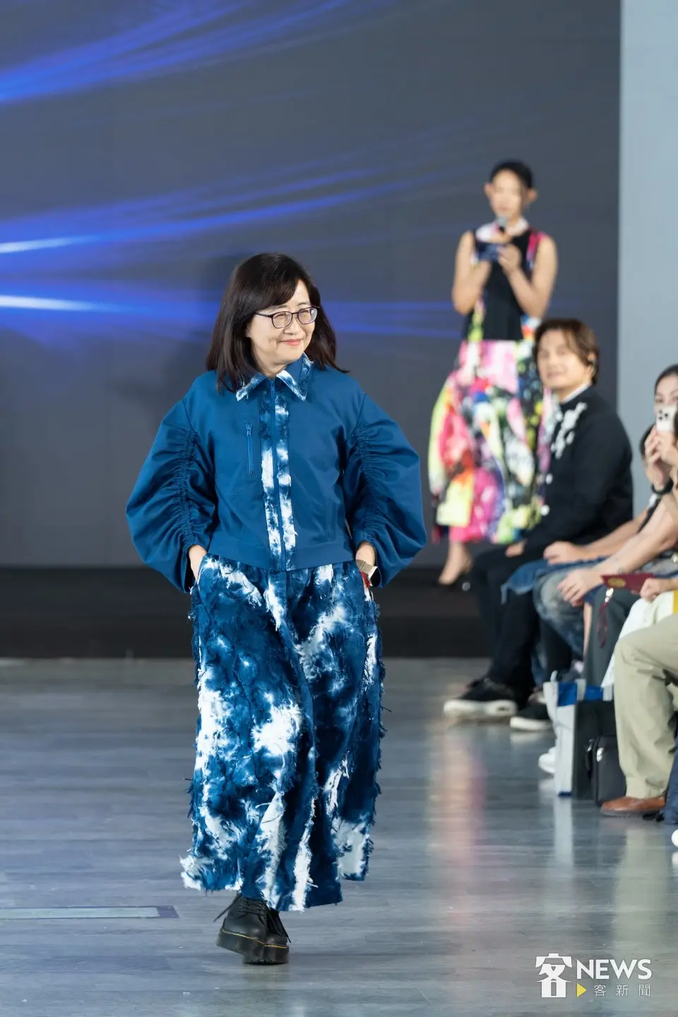 台北市副市長林奕華穿著國際服裝設計師潘怡良操刀的服裝走上伸展台。李台源攝