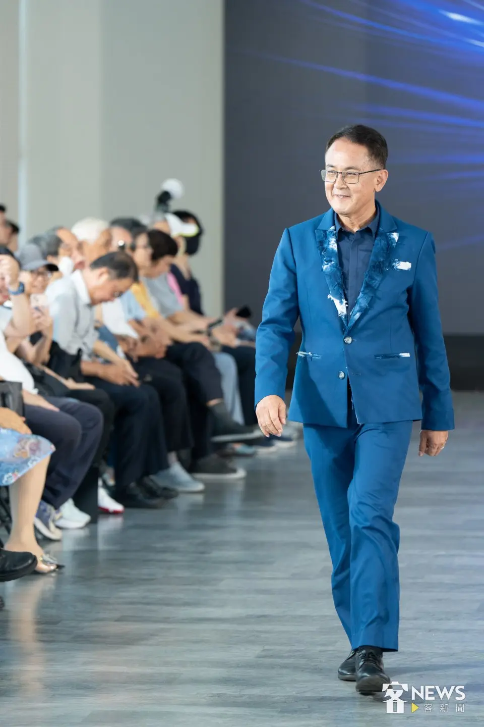 台北市客委會主委暨客基會執行長吳文德穿著國際服裝設計師潘怡良操刀的服裝走上伸展台。李台源攝