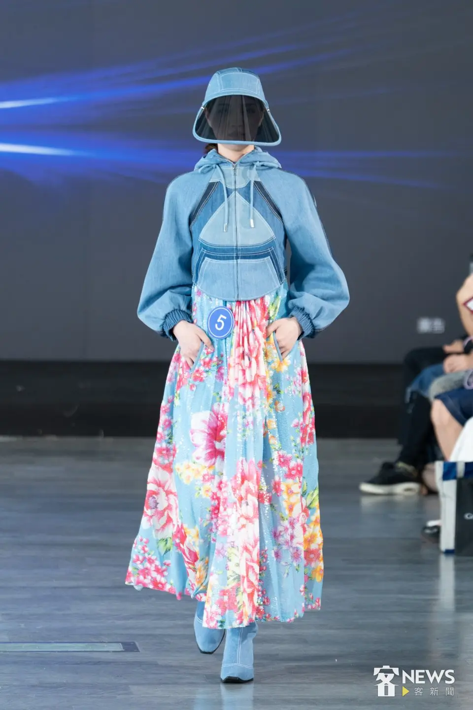 「客家時尚獎 Hakka Fashion Awards」決賽走秀，30組設計師從「後生文學獎」作品汲取靈感，設計出具現代特色的客家時尚。李台源攝
