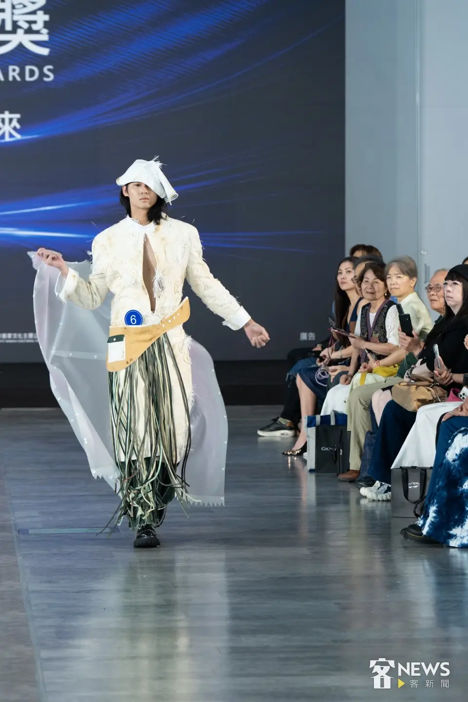 「客家時尚獎 Hakka Fashion Awards」決賽走秀，許多設計師打破傳統印象，設計出具現代特色的客家時尚。李台源攝