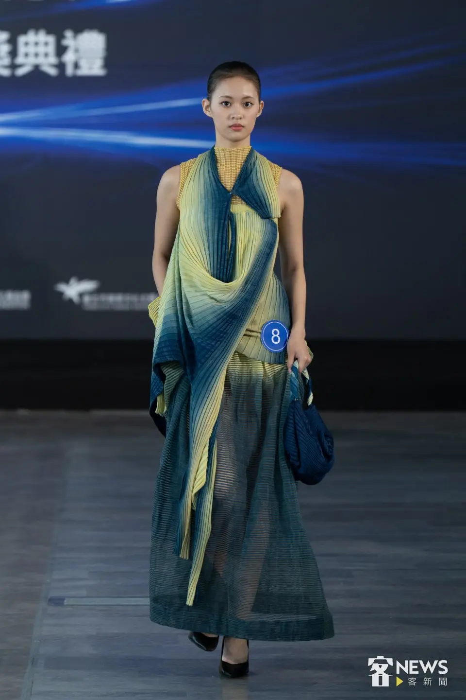 「客家時尚獎 Hakka Fashion Awards」決賽走秀，30組設計師從「後生文學獎」作品汲取靈感，設計出具現代特色的客家時尚。李台源攝