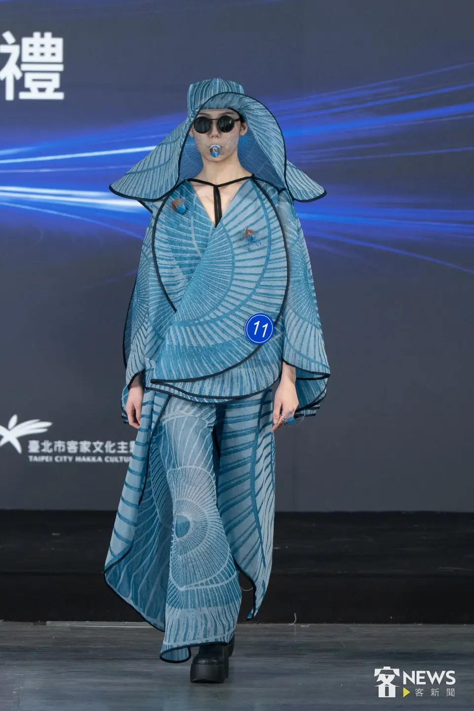 2026客家時尚獎最高榮譽金獎作品《蟬鳴客庄》，該件服裝由設計師高元龍設計。李台源攝