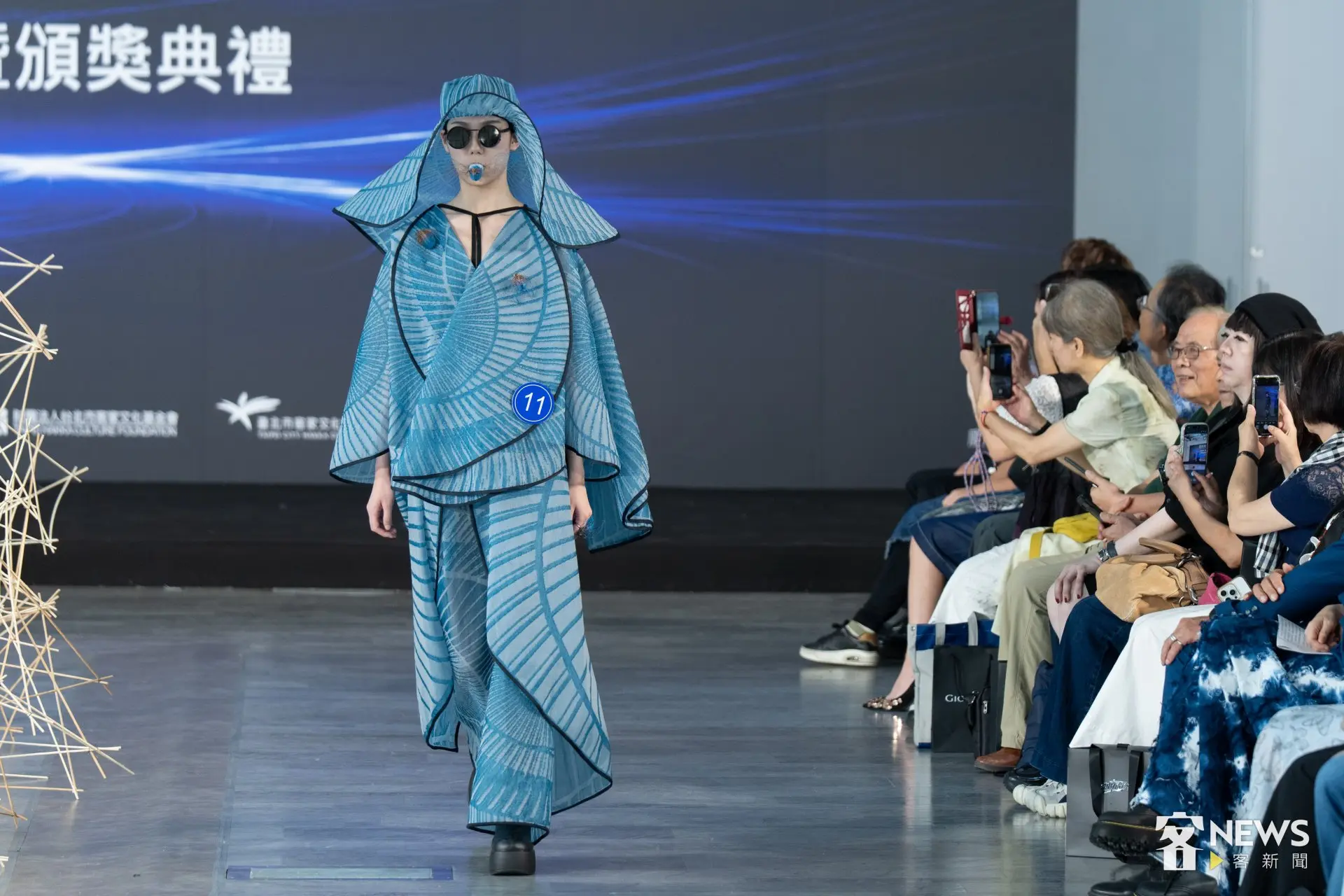 2026客家時尚獎最高榮譽金獎作品《蟬鳴客庄》，該件服裝由設計師高元龍設計。李台源攝