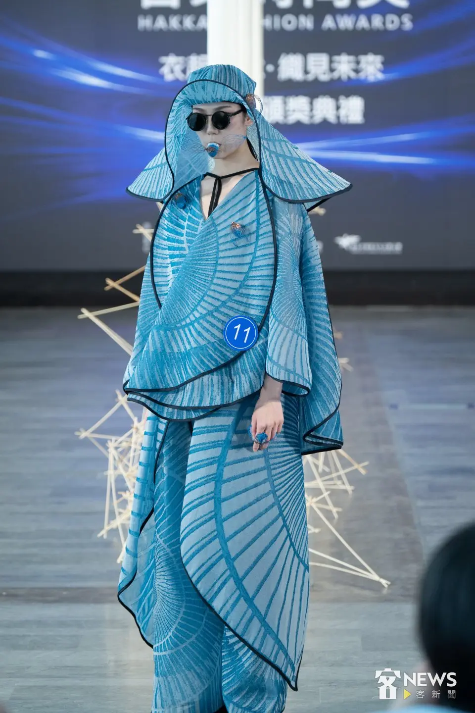 2026客家時尚獎最高榮譽金獎作品《蟬鳴客庄》，該件服裝由設計師高元龍設計。李台源攝