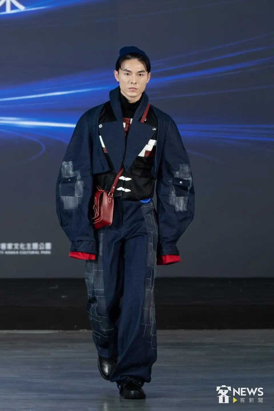 「客家時尚獎 Hakka Fashion Awards」決賽走秀，30組設計師從「後生文學獎」作品汲取靈感，設計出具現代特色的客家時尚。李台源攝