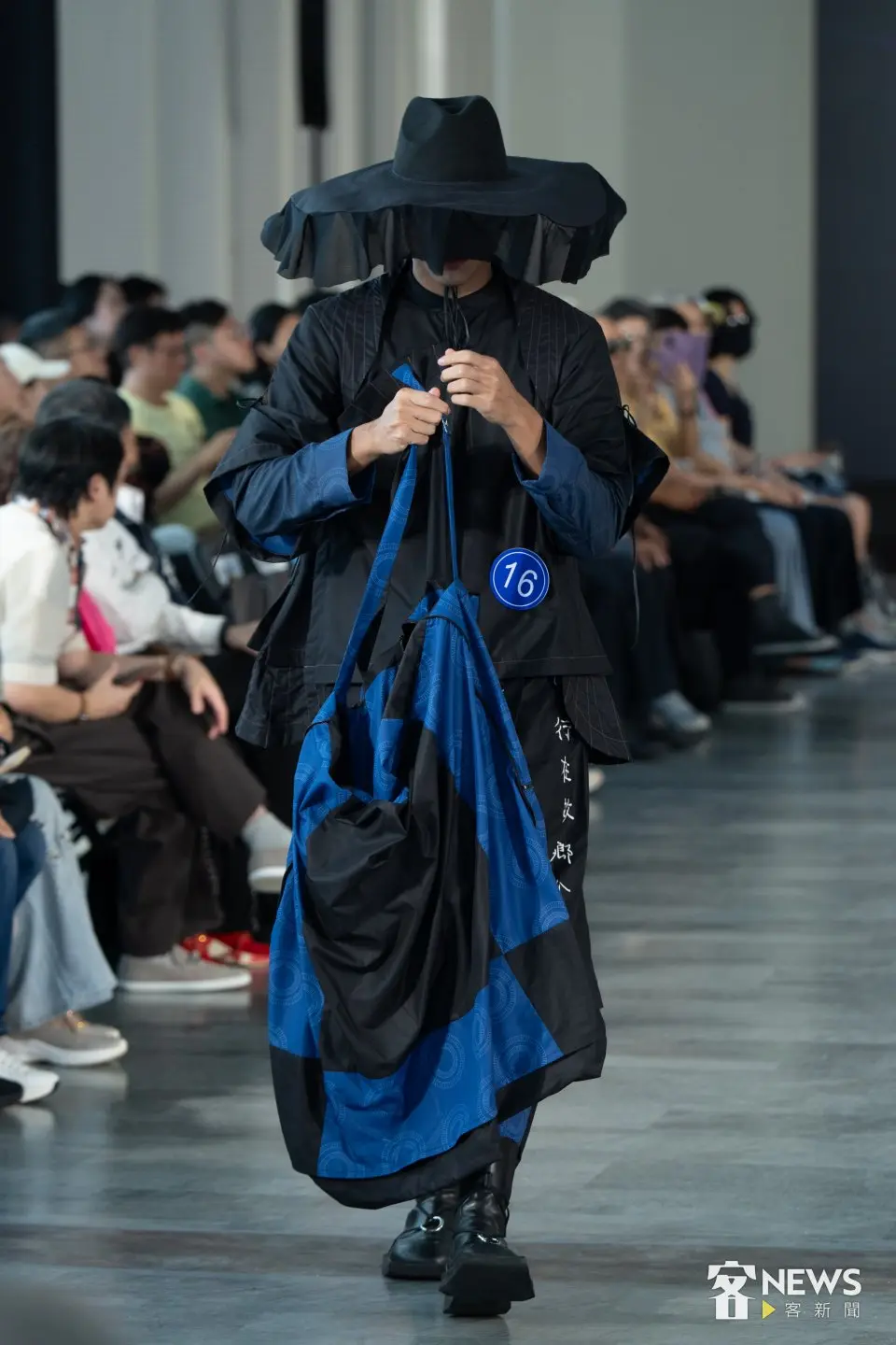 「客家時尚獎 Hakka Fashion Awards」決賽走秀，30組設計師從「後生文學獎」作品汲取靈感，設計出具現代特色的客家時尚。李台源攝