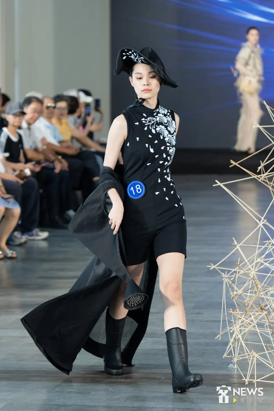 「客家時尚獎 Hakka Fashion Awards」決賽走秀，30組設計師從「後生文學獎」作品汲取靈感，設計出具現代特色的客家時尚。李台源攝