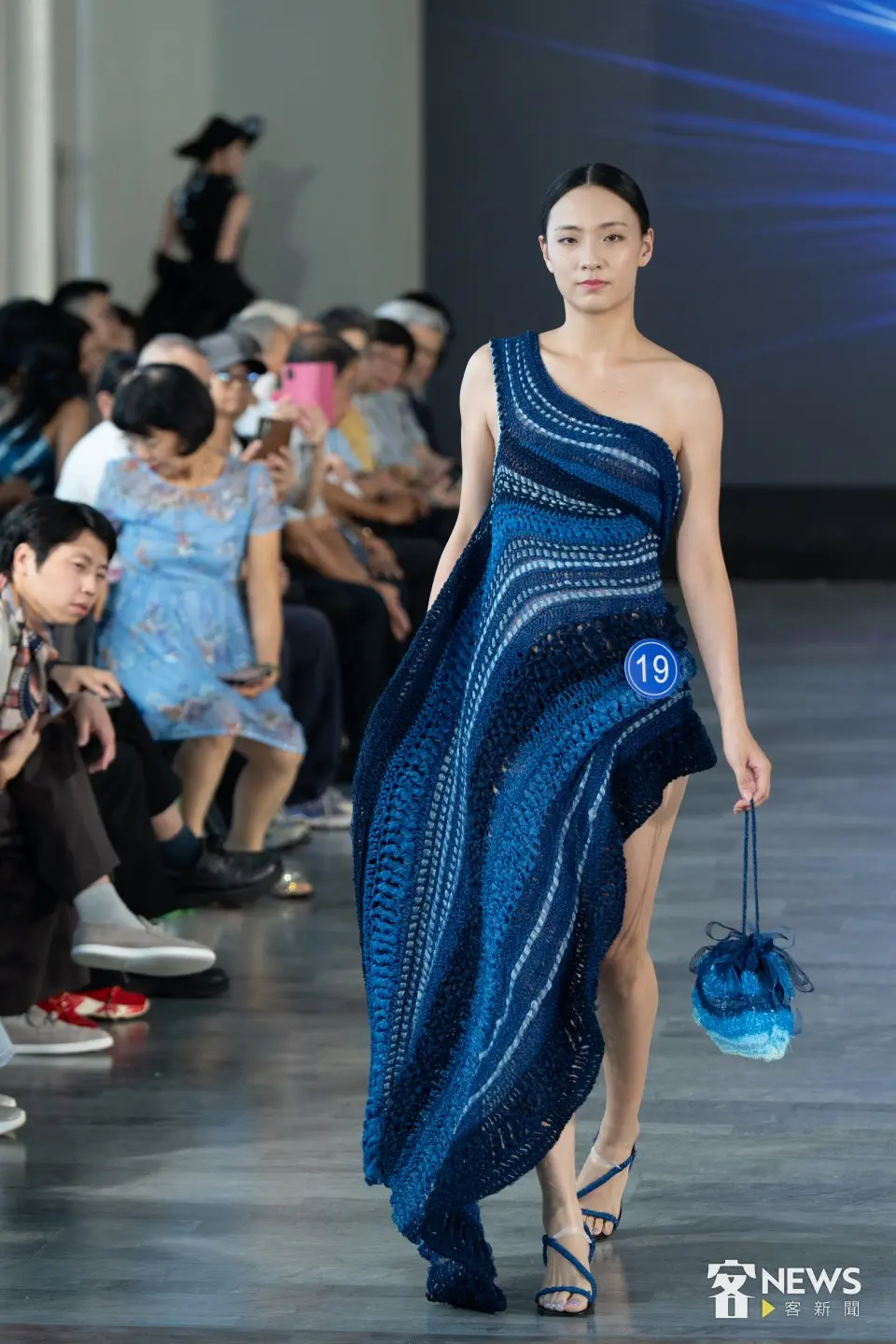 「客家時尚獎 Hakka Fashion Awards」決賽走秀，30組設計師從「後生文學獎」作品汲取靈感，設計出具現代特色的客家時尚。李台源攝