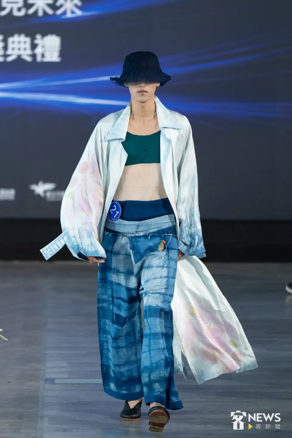「客家時尚獎 Hakka Fashion Awards」決賽走秀，30組設計師從「後生文學獎」作品汲取靈感，設計出具現代特色的客家時尚。李台源攝