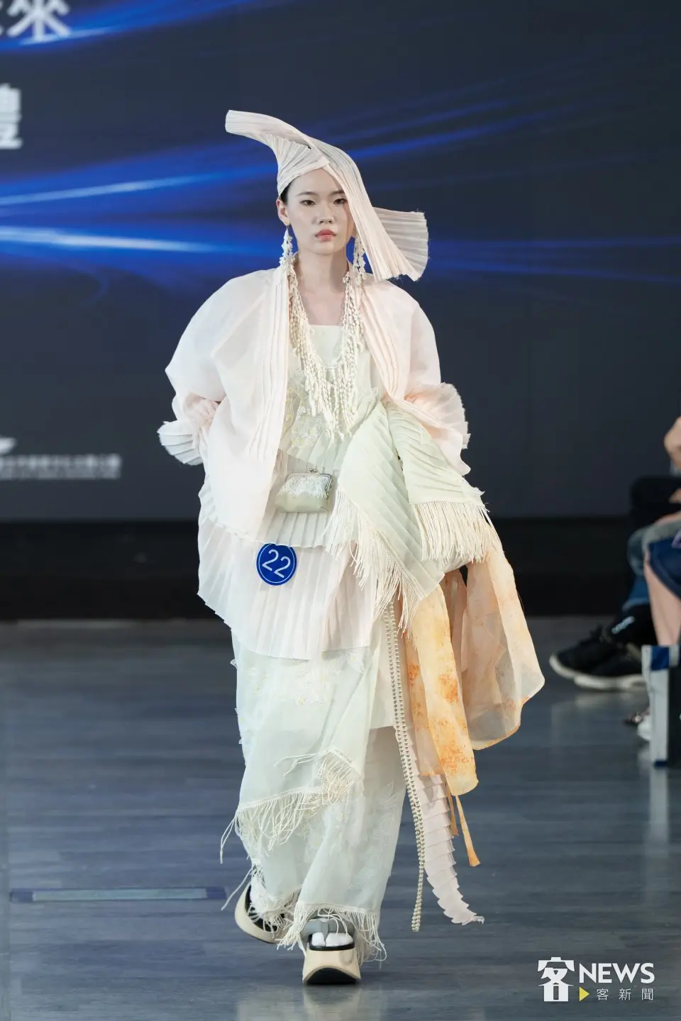 「客家時尚獎 Hakka Fashion Awards」決賽走秀，30組設計師從「後生文學獎」作品汲取靈感，設計出具現代特色的客家時尚。李台源攝