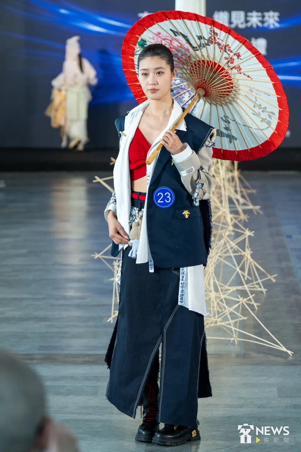 「客家時尚獎 Hakka Fashion Awards」決賽走秀，30組設計師從「後生文學獎」作品汲取靈感，設計出具現代特色的客家時尚。李台源攝