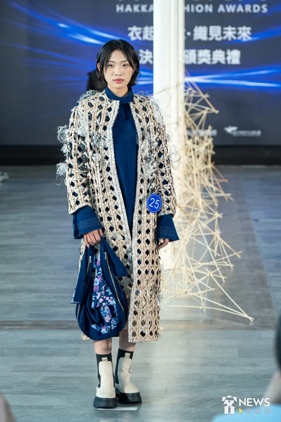 「客家時尚獎 Hakka Fashion Awards」決賽走秀，30組設計師從「後生文學獎」作品汲取靈感，設計出具現代特色的客家時尚。李台源攝