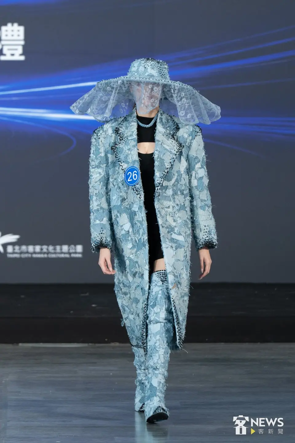 「客家時尚獎 Hakka Fashion Awards」決賽走秀，30組設計師從「後生文學獎」作品汲取靈感，設計出具現代特色的客家時尚。李台源攝