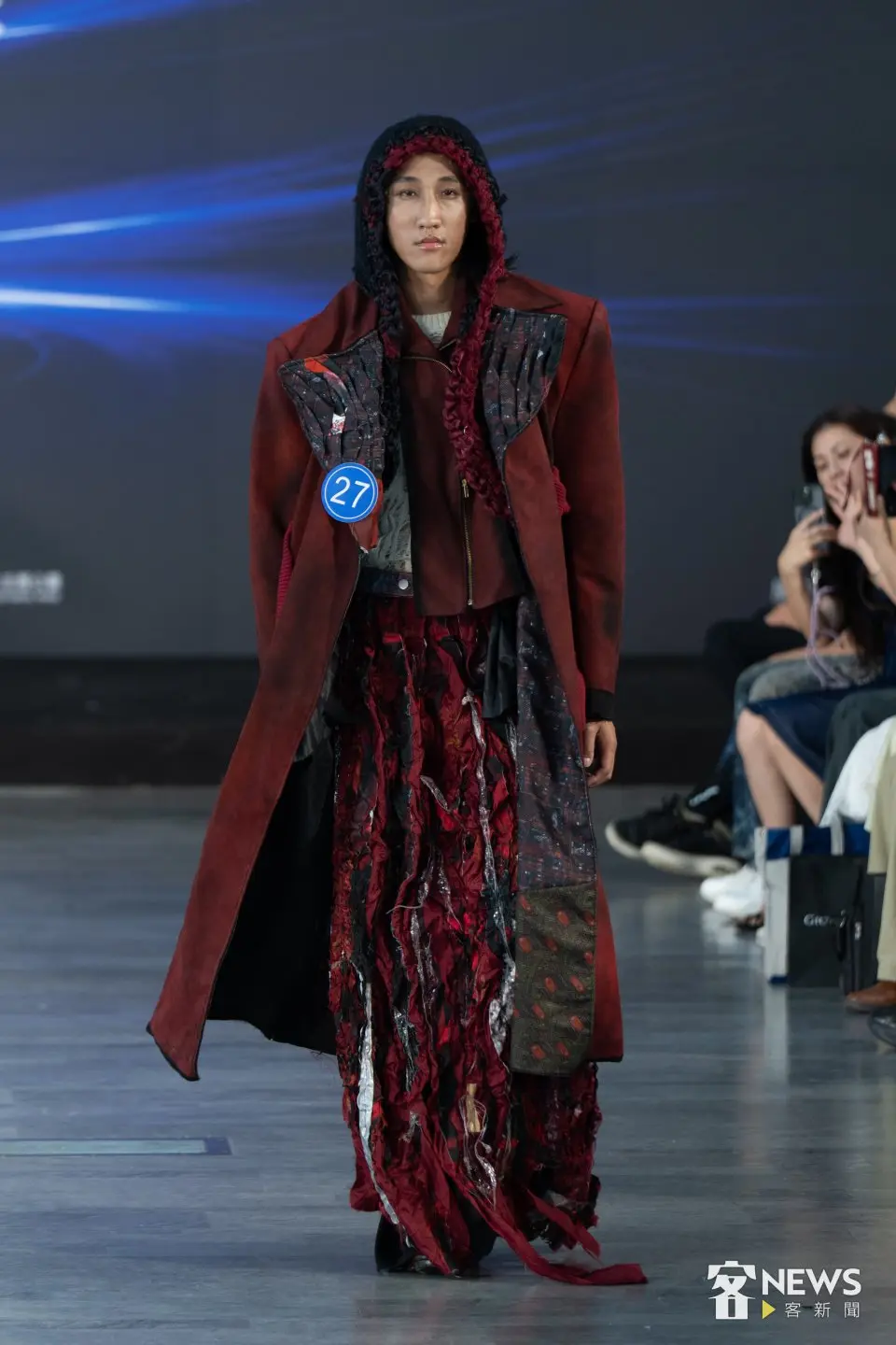 「客家時尚獎 Hakka Fashion Awards」決賽走秀，30組設計師從「後生文學獎」作品汲取靈感，設計出具現代特色的客家時尚。李台源攝