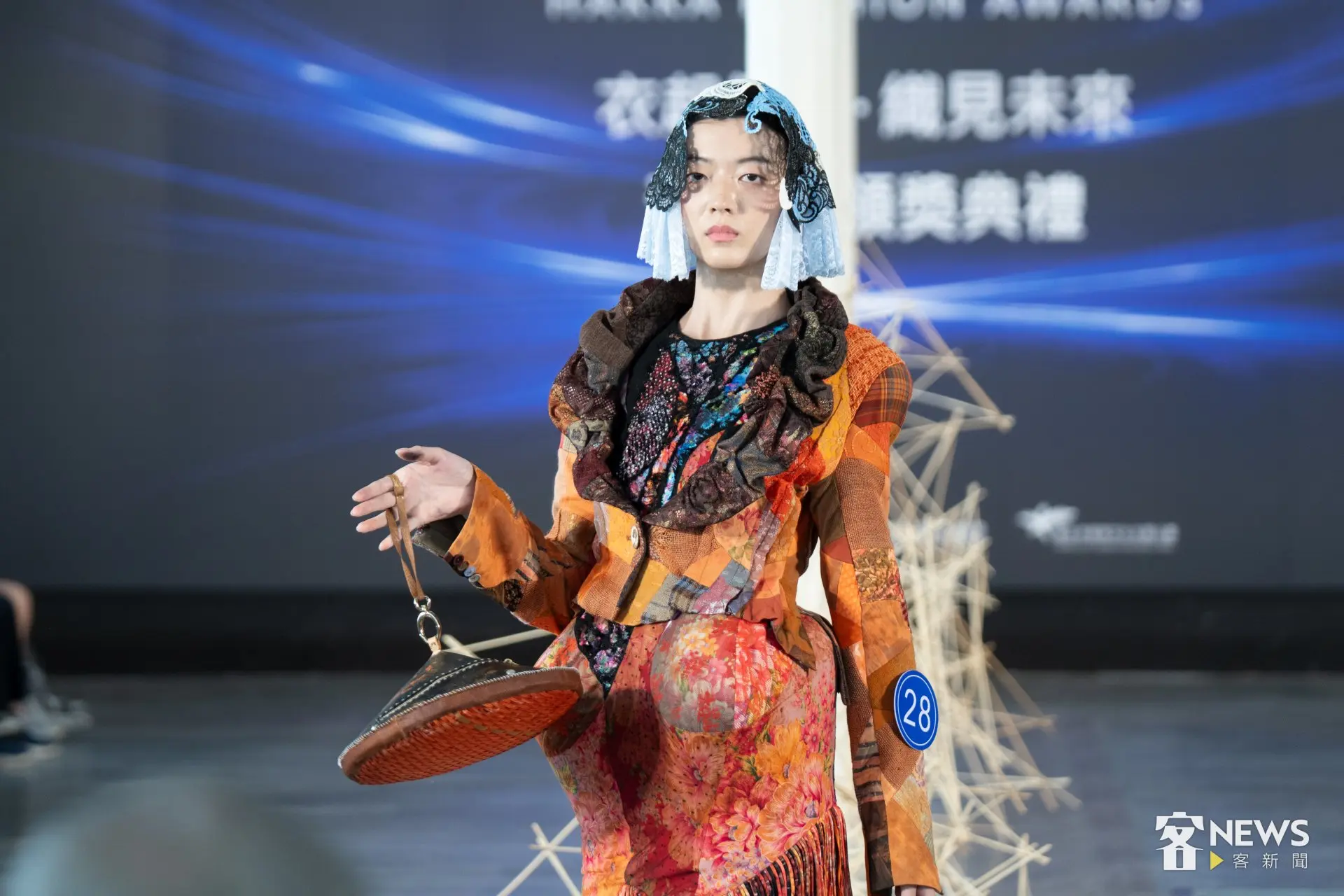 「客家時尚獎 Hakka Fashion Awards」決賽走秀，不少設計師打破客家刻板印象，設計出具現代特色的客家時尚。李台源攝