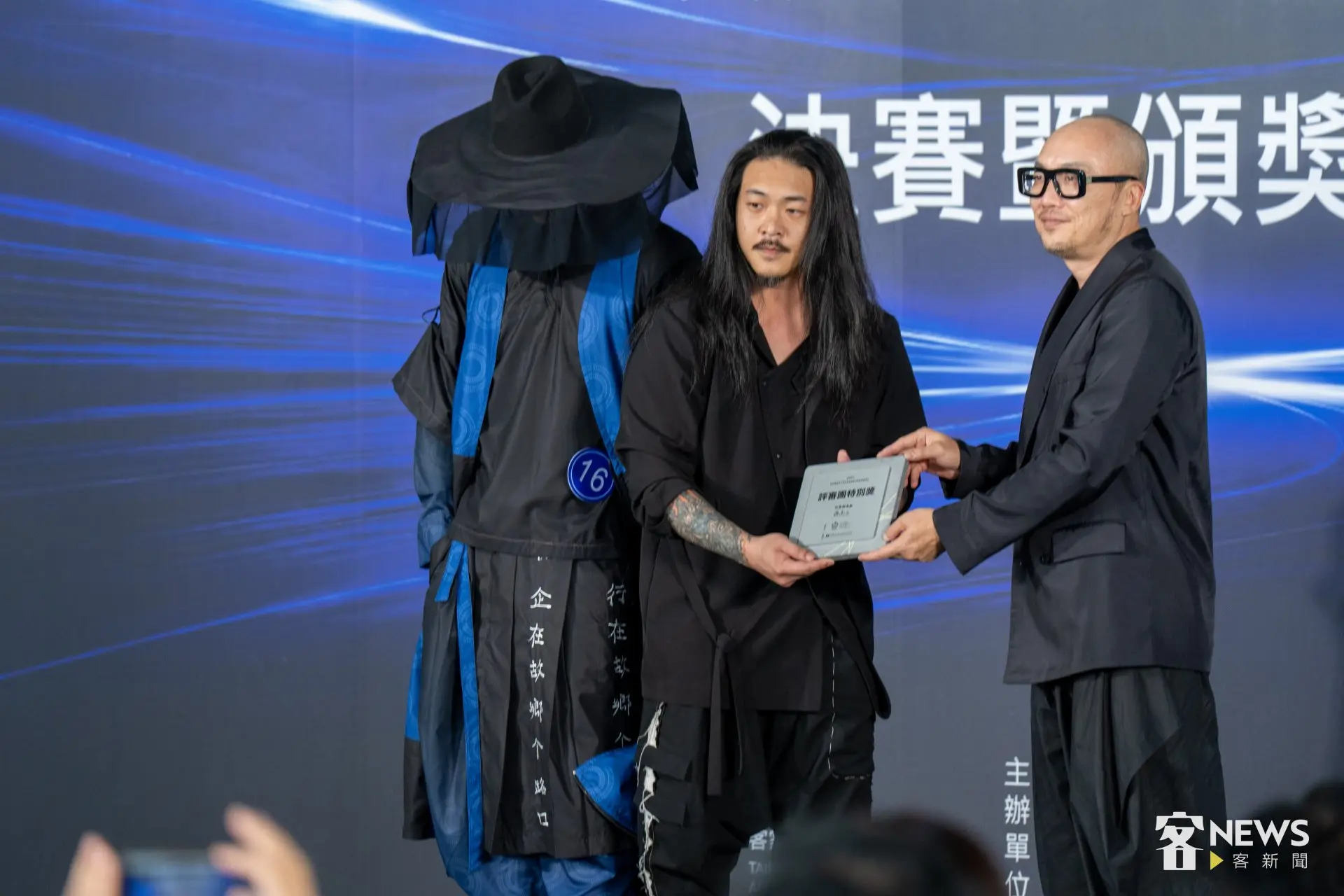 評審長竇騰璜（右一）將評審團特別獎則頒給設計師郭瑋（中）。李台源攝影