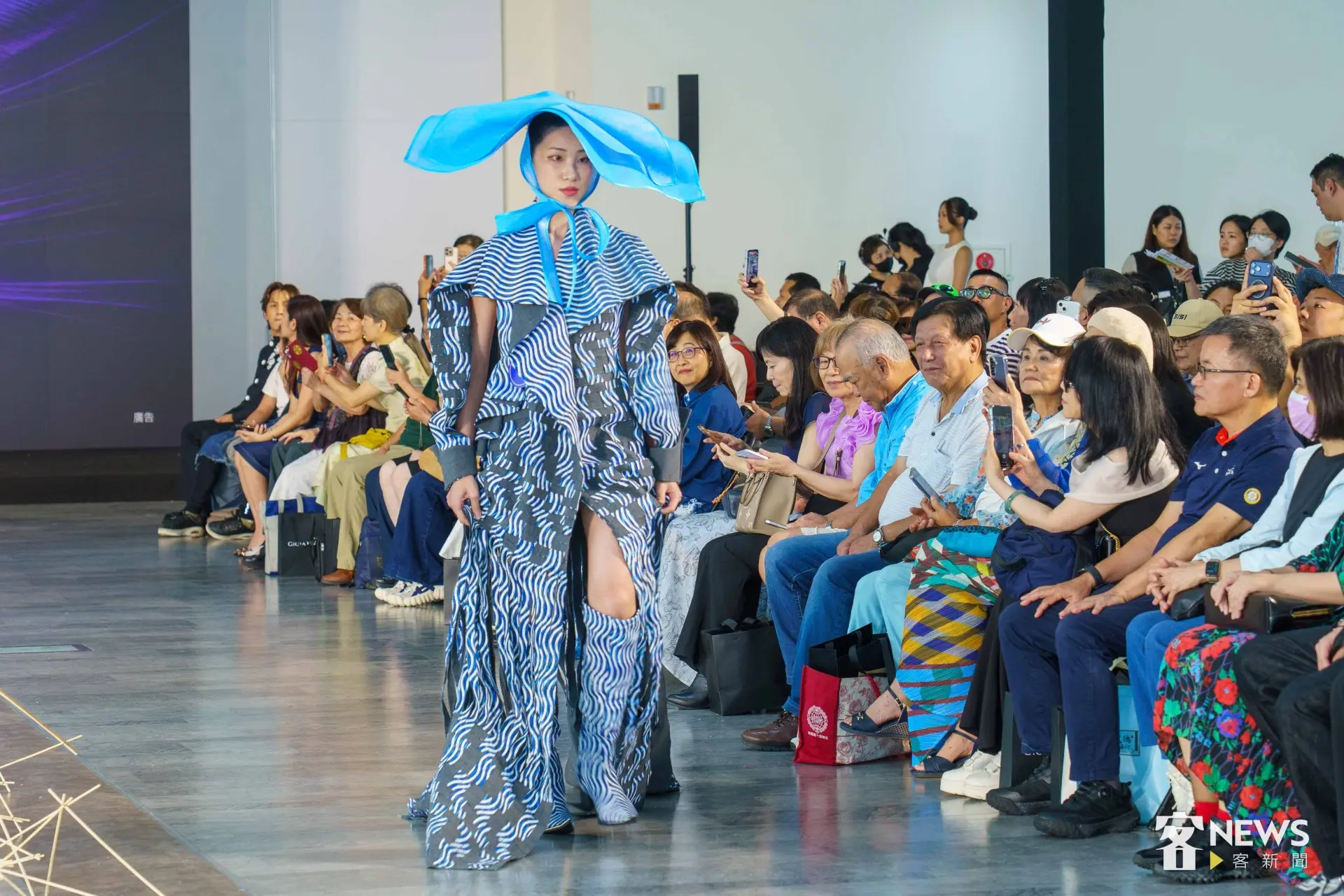 「客家時尚獎 Hakka Fashion Awards」決賽走秀，30組設計師從「後生文學獎」作品汲取靈感，設計具現代特色的客家時尚。簡琬真攝