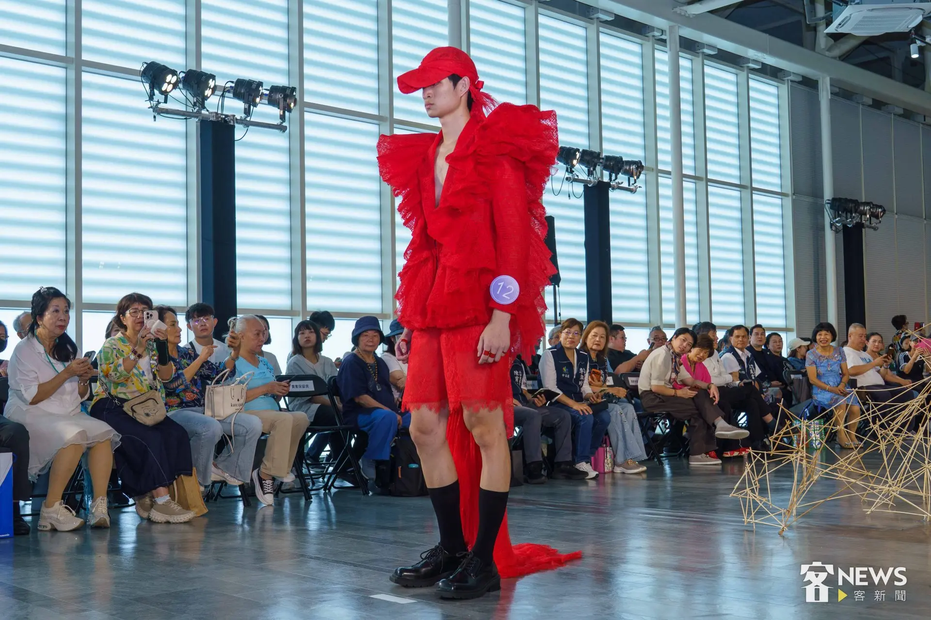 「客家時尚獎 Hakka Fashion Awards」決賽走秀，30組設計師從「後生文學獎」作品汲取靈感，設計出具現代特色的客家時尚。簡琬真攝