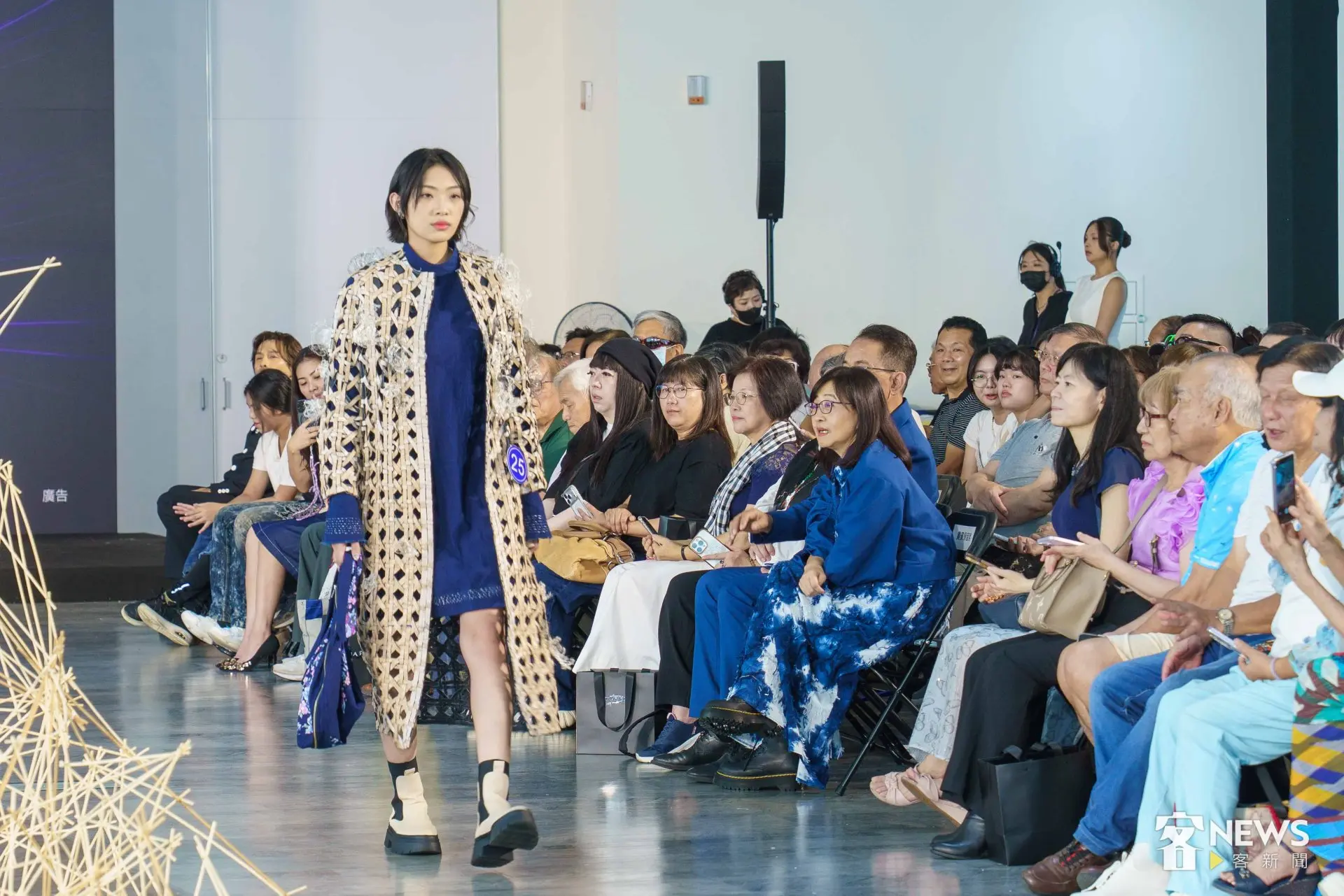 「客家時尚獎 Hakka Fashion Awards」決賽走秀，30組設計師從「後生文學獎」作品汲取靈感，設計出具現代特色的客家時尚。簡琬真攝