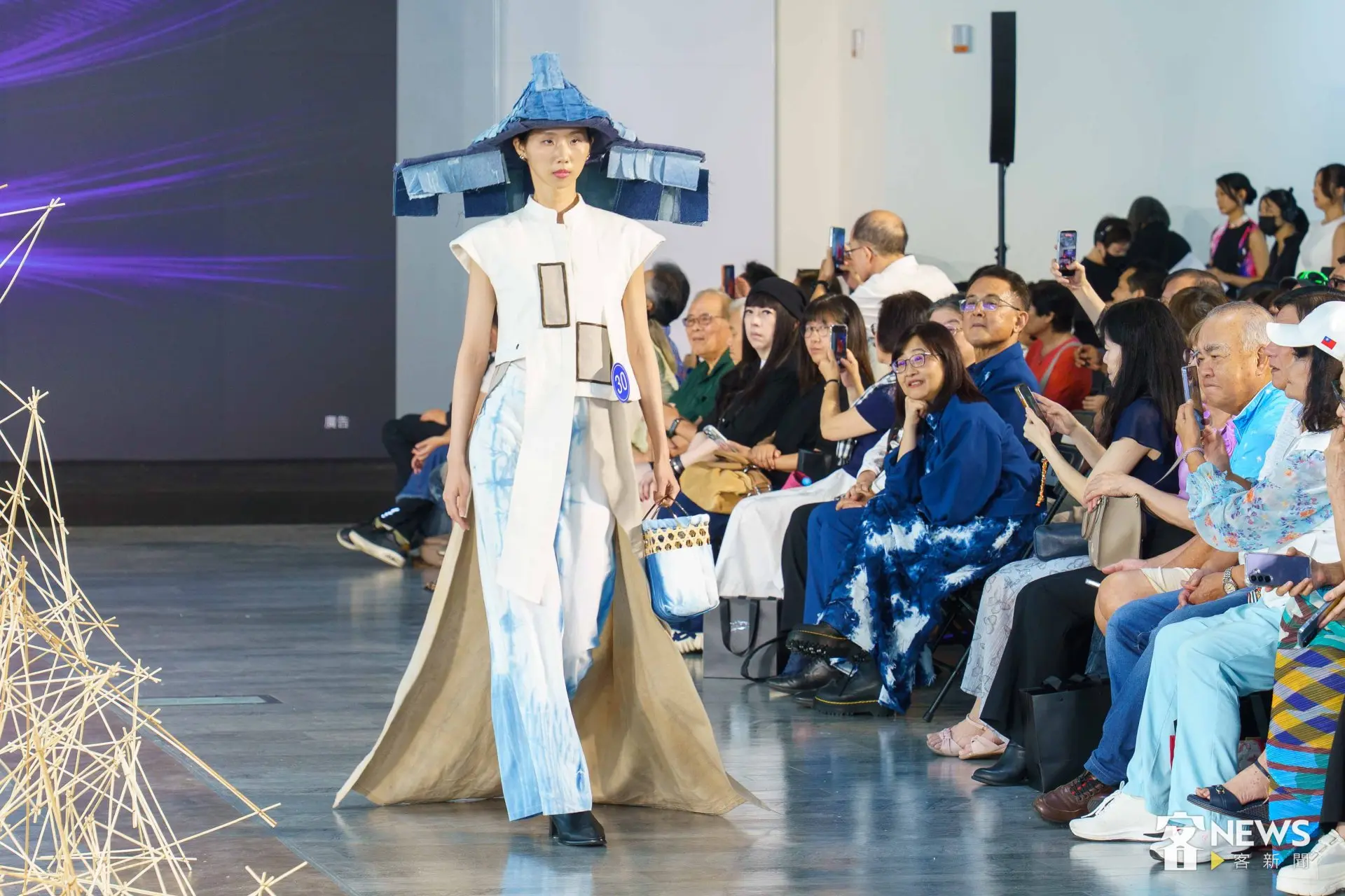「客家時尚獎 Hakka Fashion Awards」決賽走秀，30組設計師從「後生文學獎」作品汲取靈感，設計出具現代特色的客家時尚。簡琬真攝