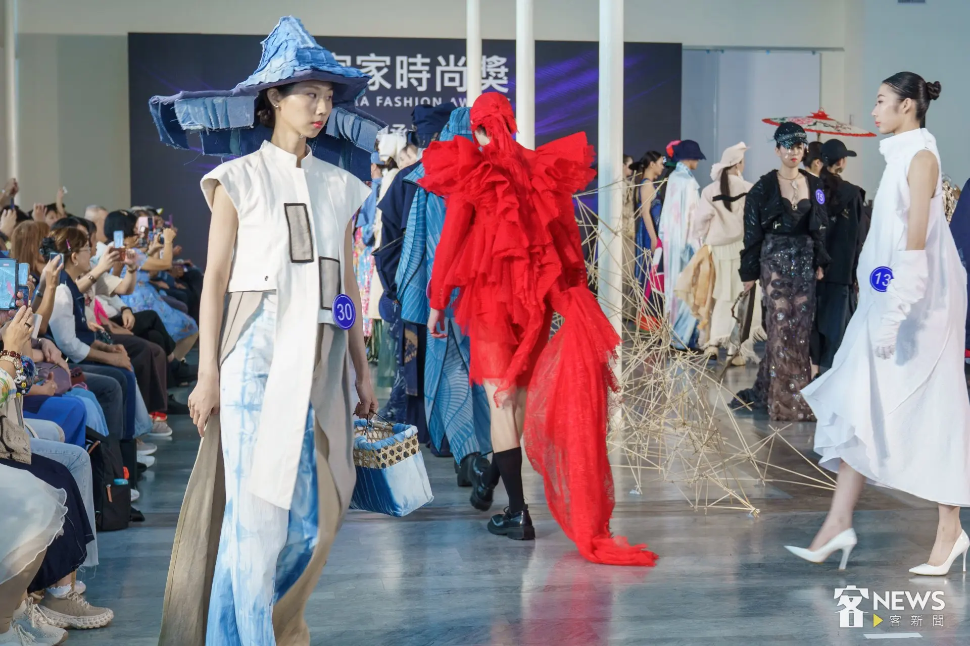 「客家時尚獎 Hakka Fashion Awards」決賽走秀，30組設計師從「後生文學獎」作品汲取靈感，設計出具現代特色的客家時尚。簡琬真攝
