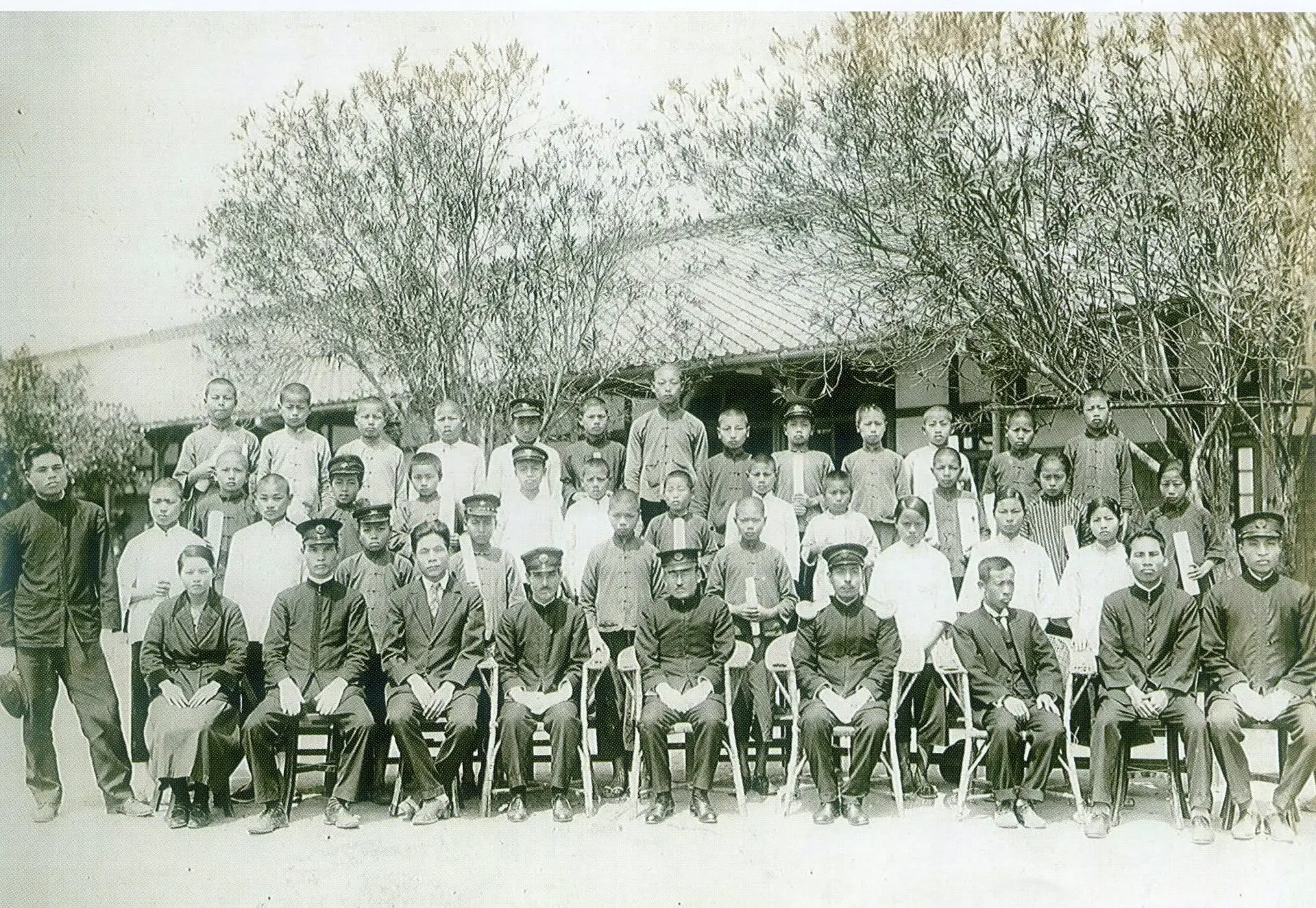 吳濁流（前站者左一）在西湖鄉任教15年，圖為1928年他與畢業生及老師們合影。西湖國小提供