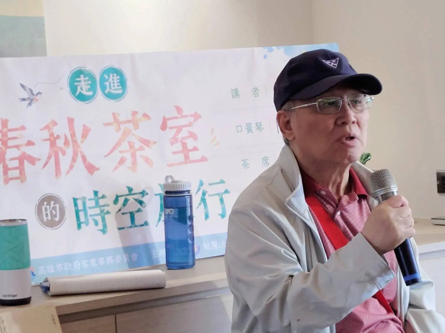 吳錦發分享《春秋茶室》的創作歷程。高市客委會提供