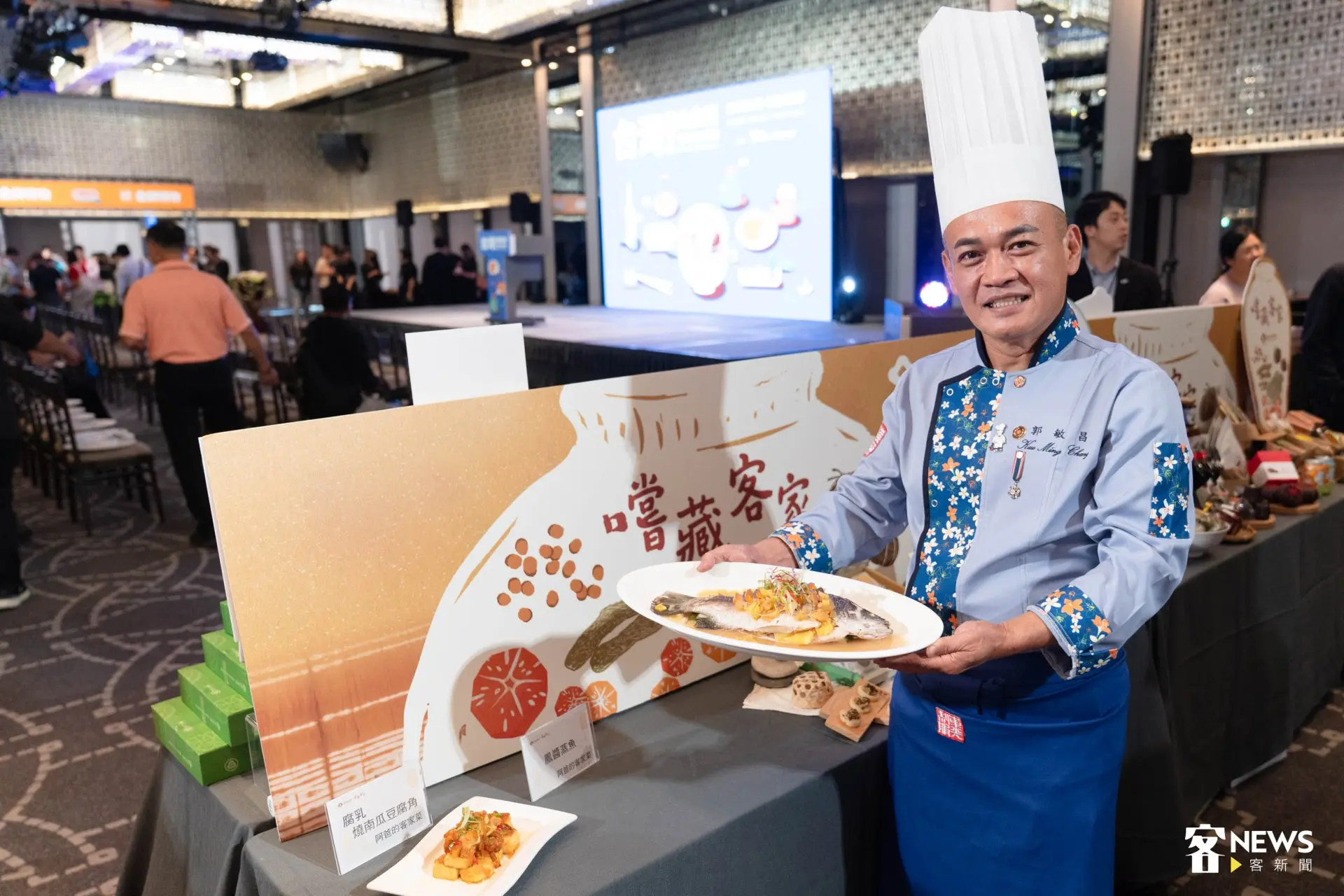 2026米其林必比登推介的「阿爸的客家菜」餐廳,主廚郭敏昌端著受到肯定的「鳳醬蒸魚」,選用家鄉高雄大樹的鳳梨入菜,保留記憶中的阿婆滋味。范修語攝