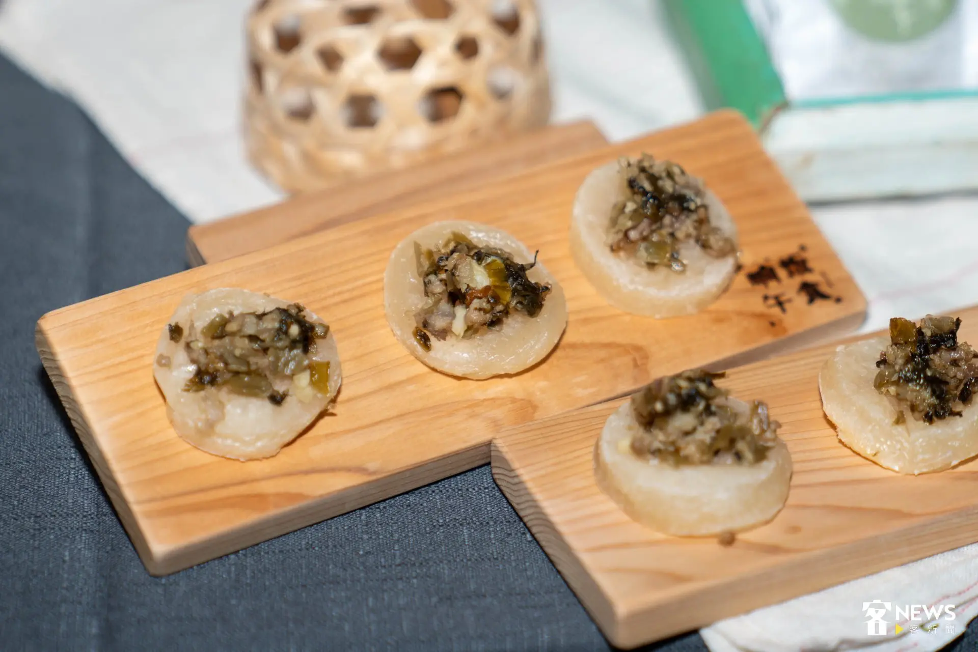 「河堤下~晌午粄食」將帶來酸菜炒肉末口味的甜粄。范修語攝