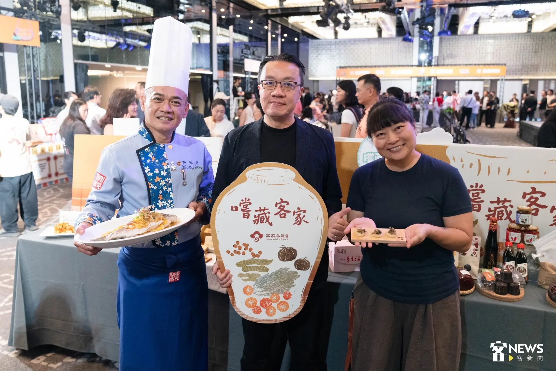 客委會產業經濟處長陳瑞榮(中)在美食展前會和「阿爸的客家菜」主廚郭敏昌(左)、「晌午粄食」合夥人郭琬琤(右)合影。范修語攝