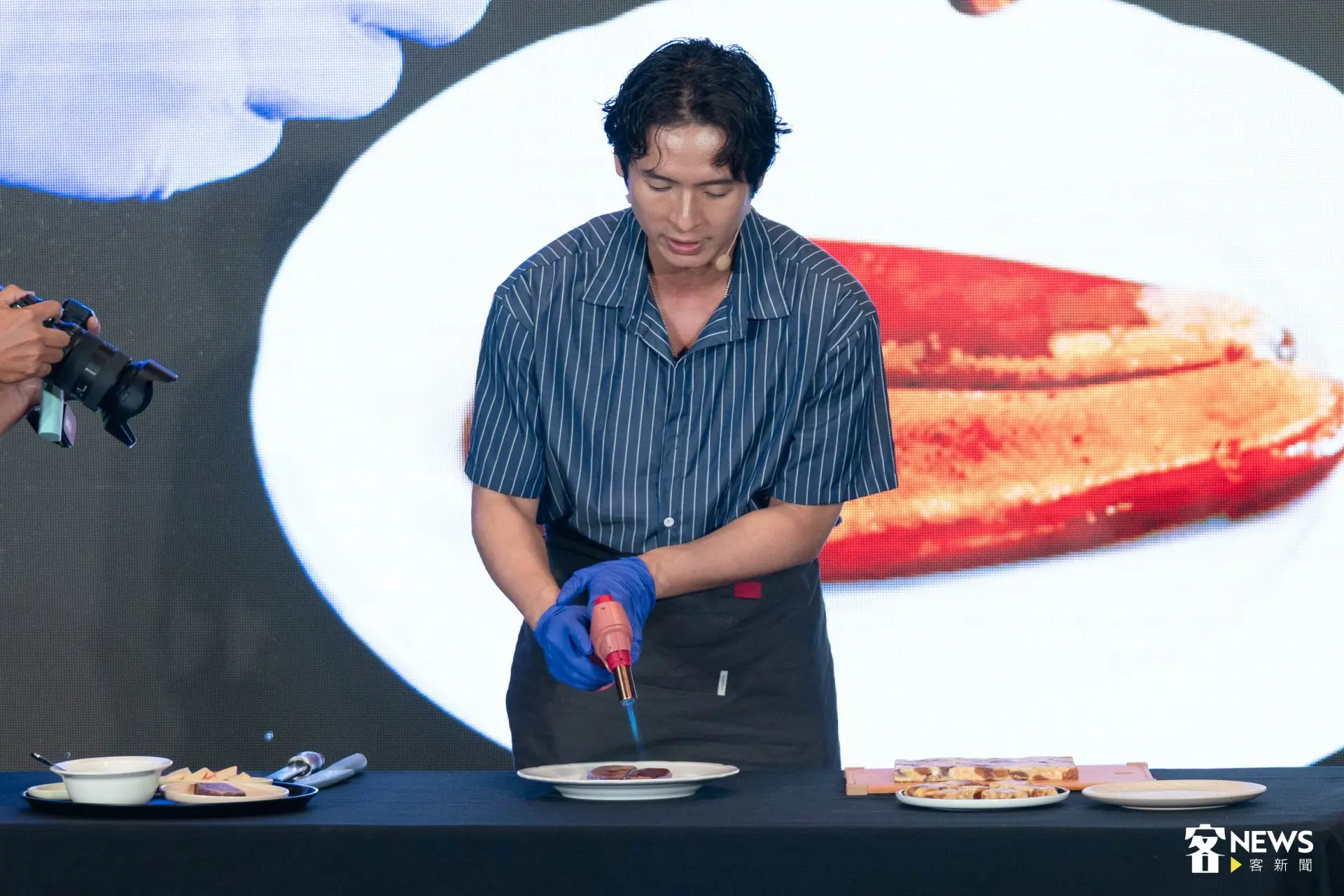 2026台灣美食展展前記者會，邀請Youtube厭世甜點店現場製作製燒烏魚子無花果雪花酥甜點。范修語攝