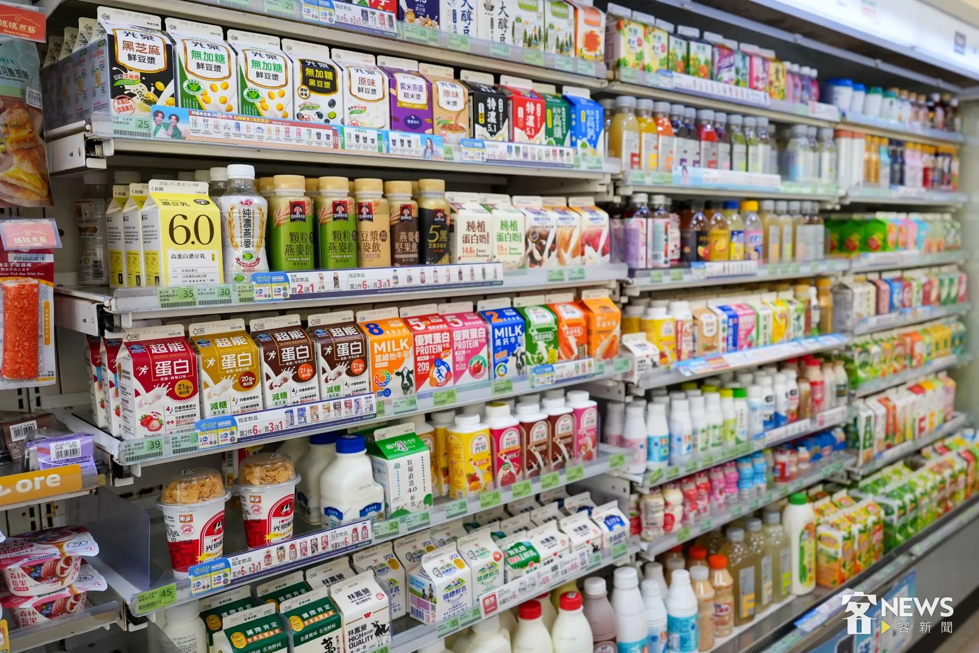 民眾在便利商店購買飲料等商品就中200萬元特獎。客新聞資料照