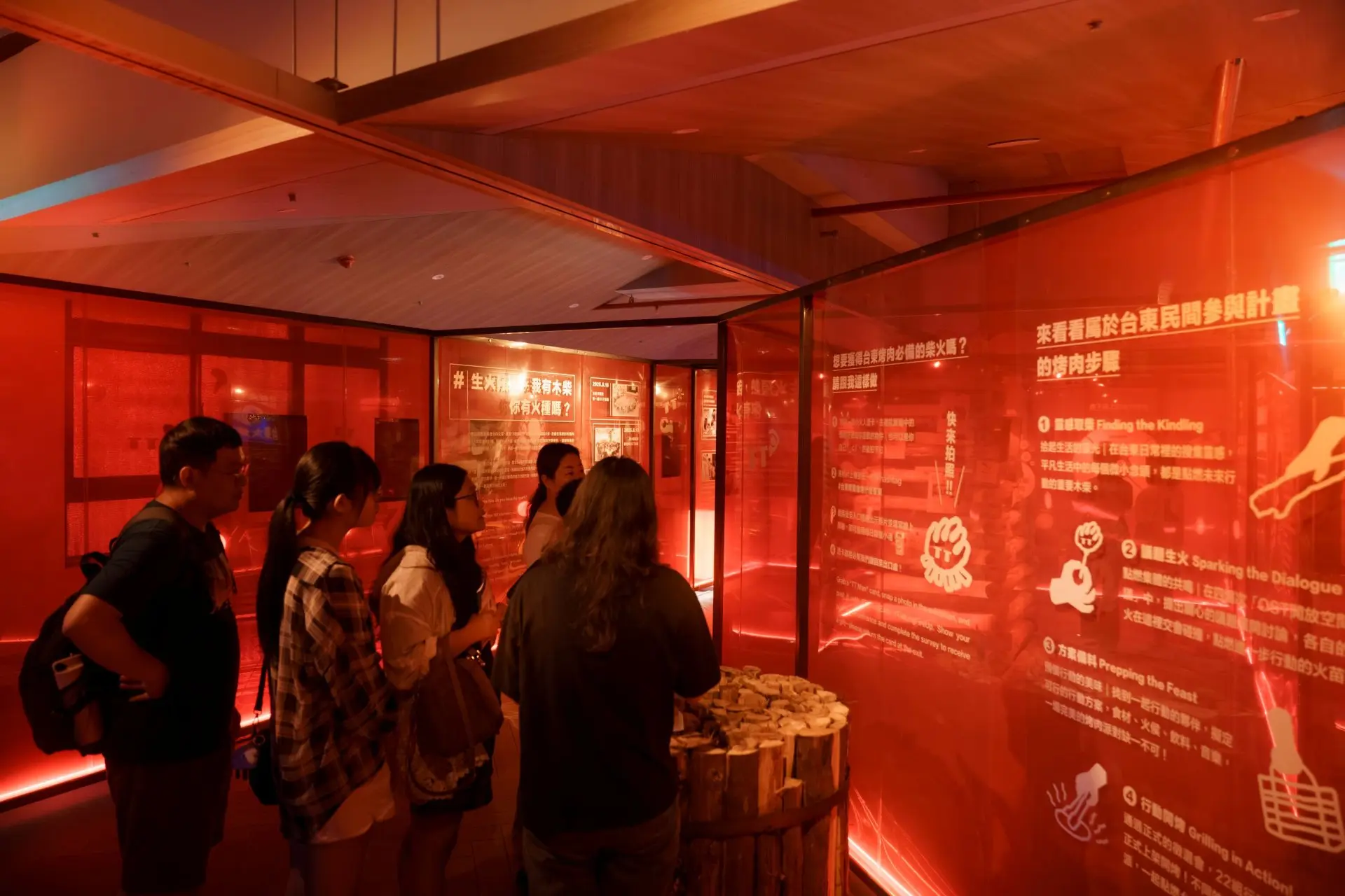 東博會《烤什麼東東！》，展場以紅色營造烤火氛圍，呈現在地組織投入地方改變的故事。台東縣政府提供