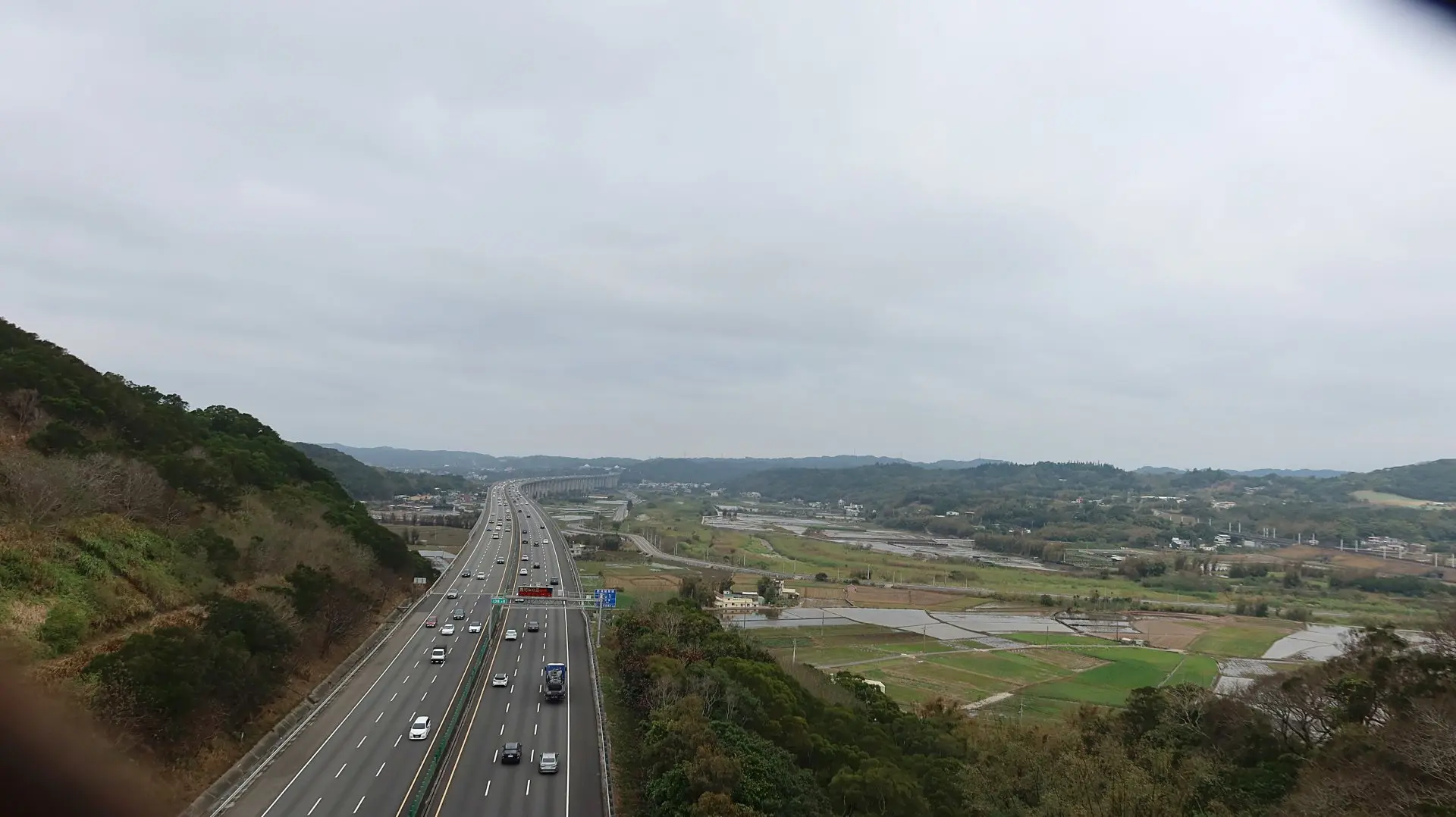 中二高穿越西湖鄉境，從通霄北勢窩往下俯瞰，美麗田園婉如被切割，南來北往，車水馬龍。何來美攝