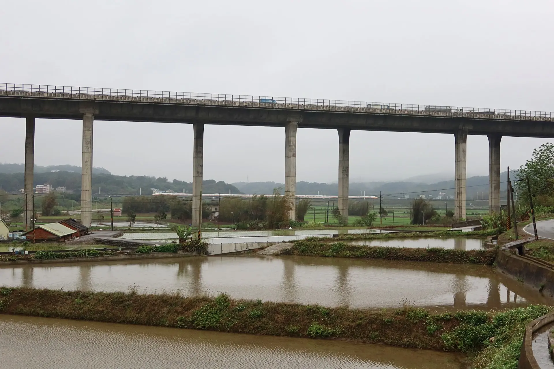 中二高與高鐵都經過西湖鄉境，沒有完整交流道，卻破壞景觀，帶來噪音。何來美攝