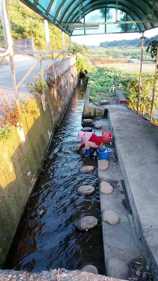 西湖保有濃郁的客庄農村風情，水圳洗衣石還保留多處，並搭了遮雨棚。何來美攝