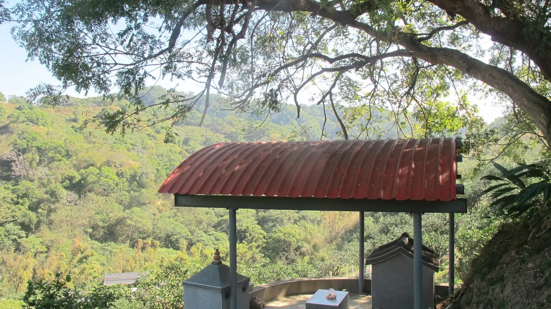 西湖是吳濁流的文學原鄉，留有不少文學地景，圖為雷公崁土地公廟。何來美攝