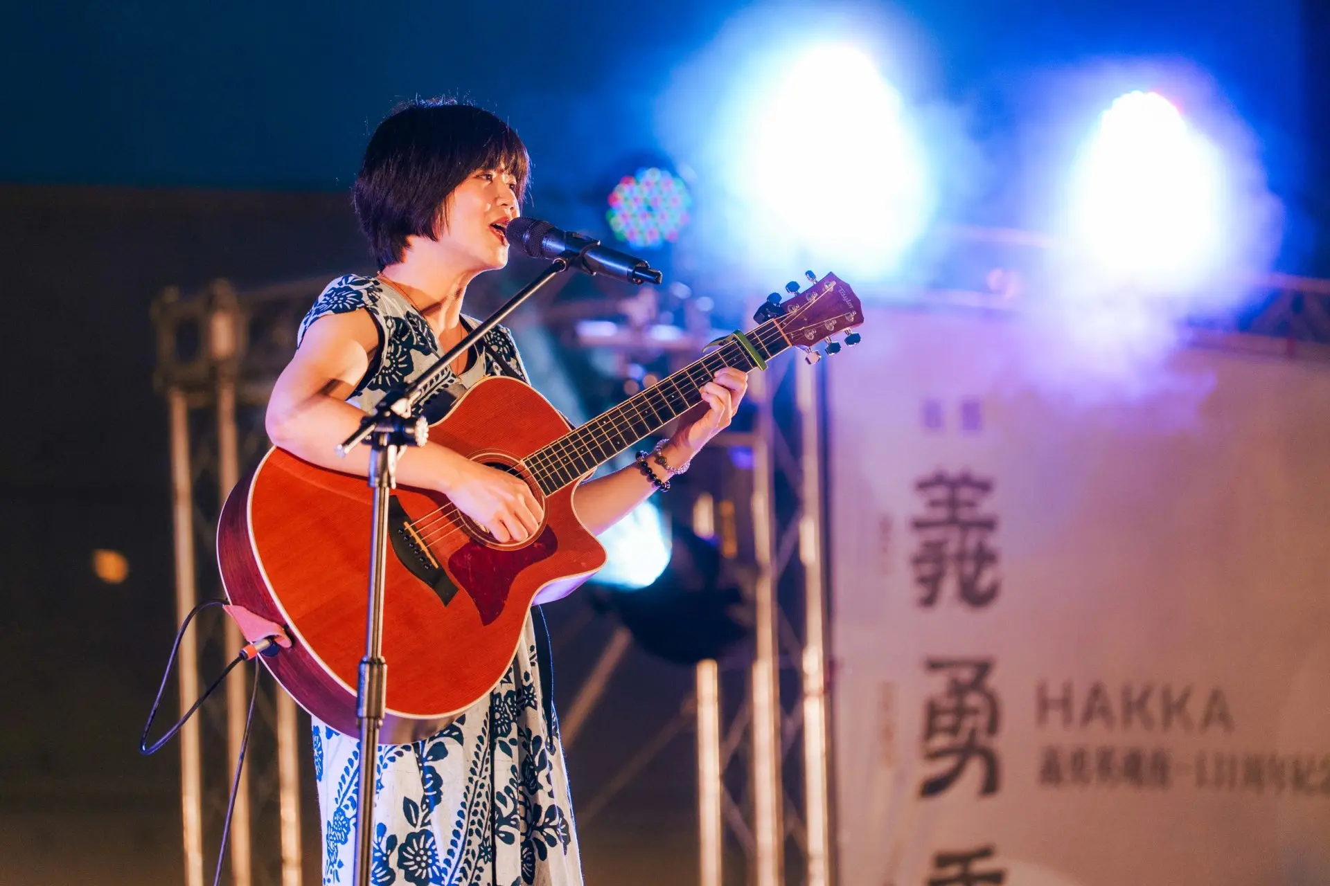 龍潭客語歌手葉鈺渟以療癒人心的創作歌曲穿透現場，引領民眾沉浸在紀念音樂會中。桃園客家局提供