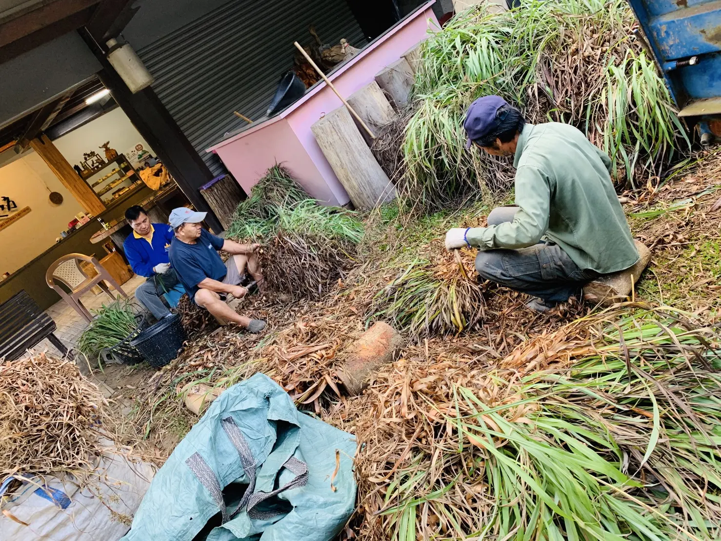 苗栗三義後生郭純嵐將世代傳承的在地精油產業,結合社區綠色照顧經驗,將地方香氣從原本侷限於原料與商品,轉變為可複製擴散、且可額外創造工作機會的教育服務,開創農村香氣療癒產業。茅鄉炭坊提供