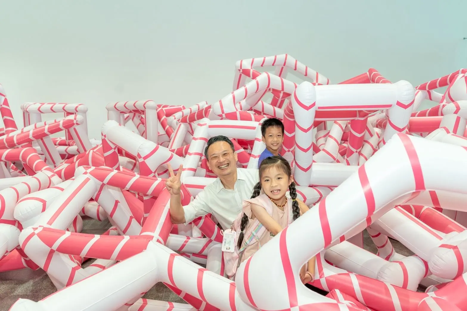 千種傾斜的形狀展區邀請觀眾動手堆疊、自由創造,在互動中展開屬於自己的空間體驗。林家賢攝/桃園市立美術館提供