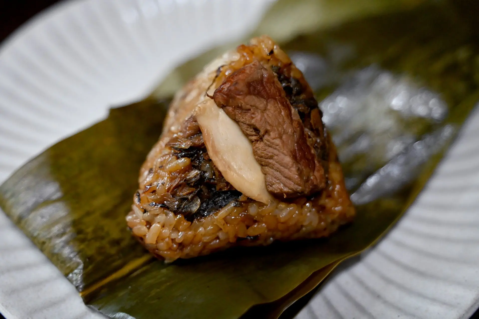 梅乾扣肉粽改以瘦肉搭配杏鮑菇，帶來近似肥肉的Q彈口感，也能與梅乾菜完美融合。