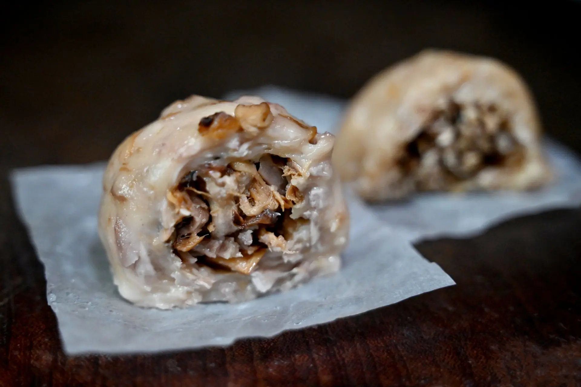芋頭菇菇包內含小火酥炸的金針菇，以及乾香菇、猴頭菇、杏鮑菇等四種菇類，沒加肉，吃起來卻比肉更香。
