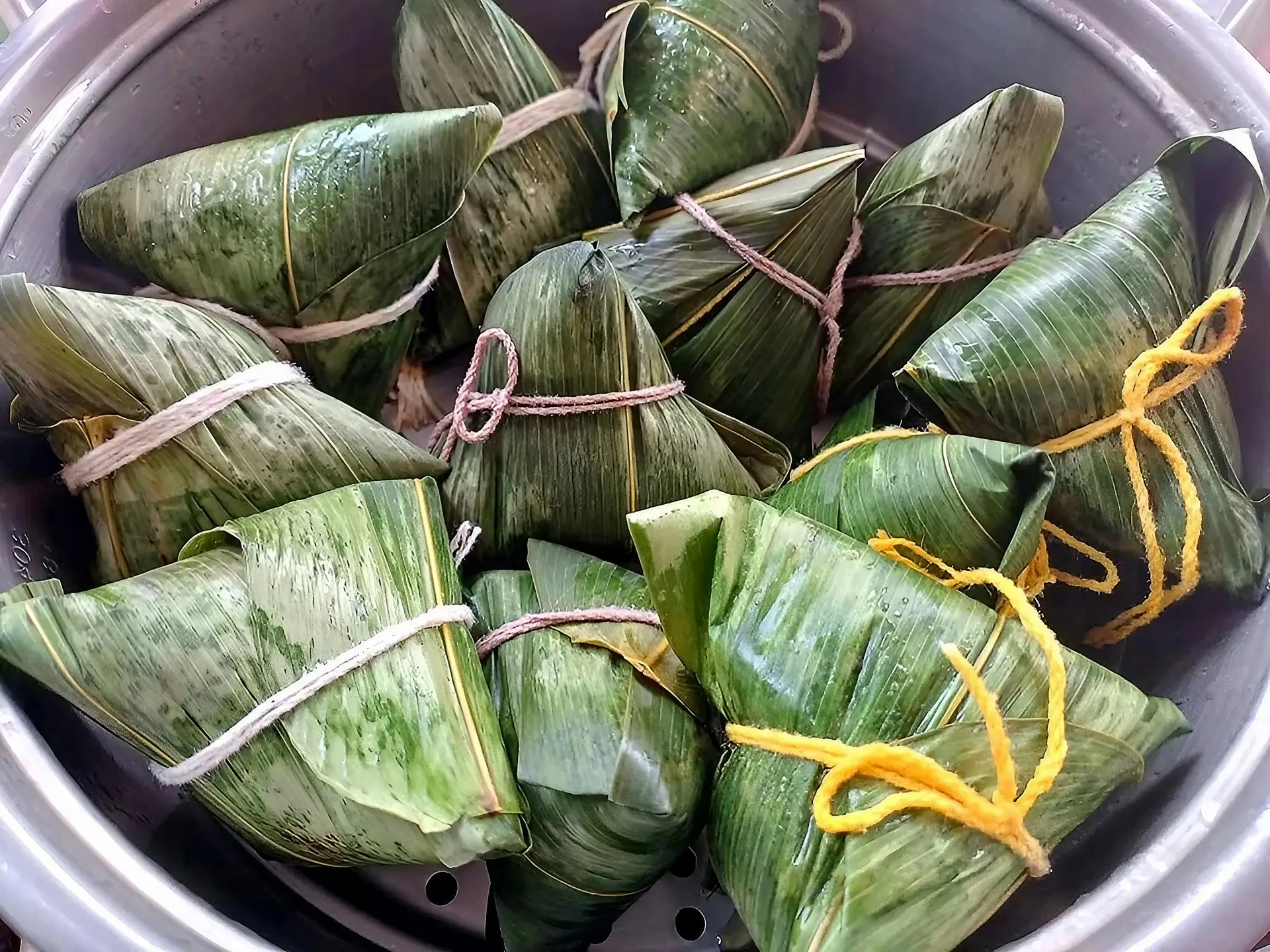 不同口味的粽子,以不同顏色的粽繩作為區別,每一顆都飽含手作的溫度與誠意。花東粽穀客家美食坊提供