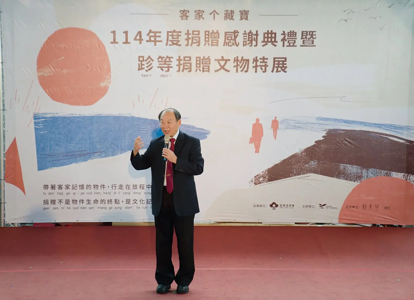 客發中心主任謝勝信表示,與捐贈家屬將重要的歷史故事找出來,繼續藉由展示傳承客家文化。廖文琪攝